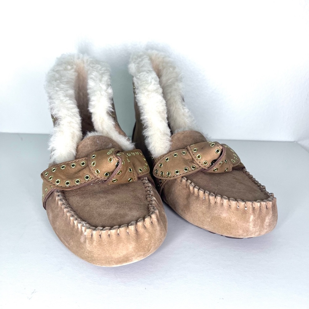 Ugg Poler Slippers Moccasins Tan Women’s Size 8 Cozy Soft Great Condition